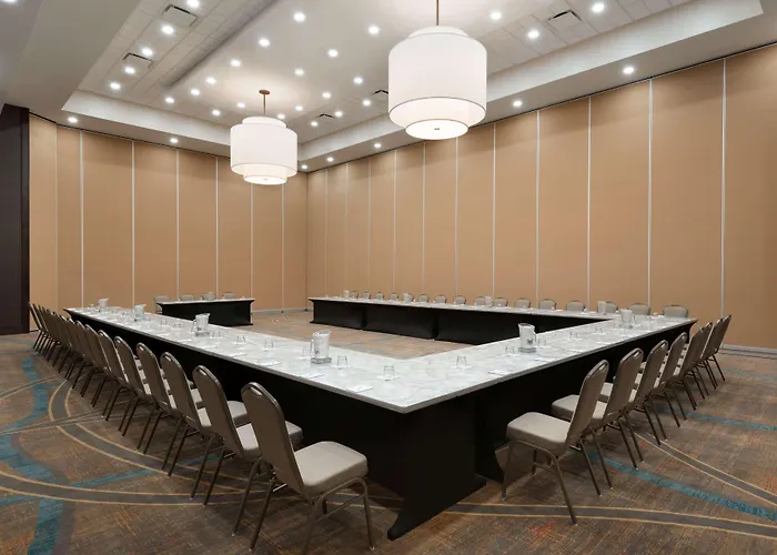 Embassy By Hilton Chicago Naperville