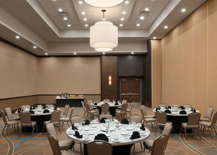 Embassy By Hilton Chicago Naperville